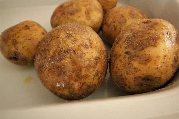 How to Make Baked Potatoes in a Crock Pot