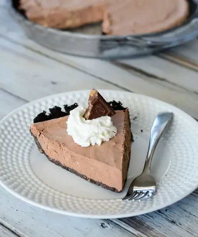 Frozen Chocolate Pie Recipe for a Cold Creamy No Bake Dessert 6 How to make Frozen Chocolate Pie