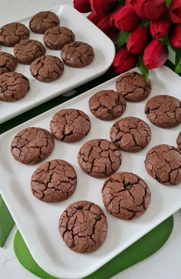 Damak Catlatan Browni Kurabiye: Turkish Chocolate Brownie Cookies 38 Damak Çatlatan Browni Kurabiye Tarifi Fotoğraflı Yapılışı