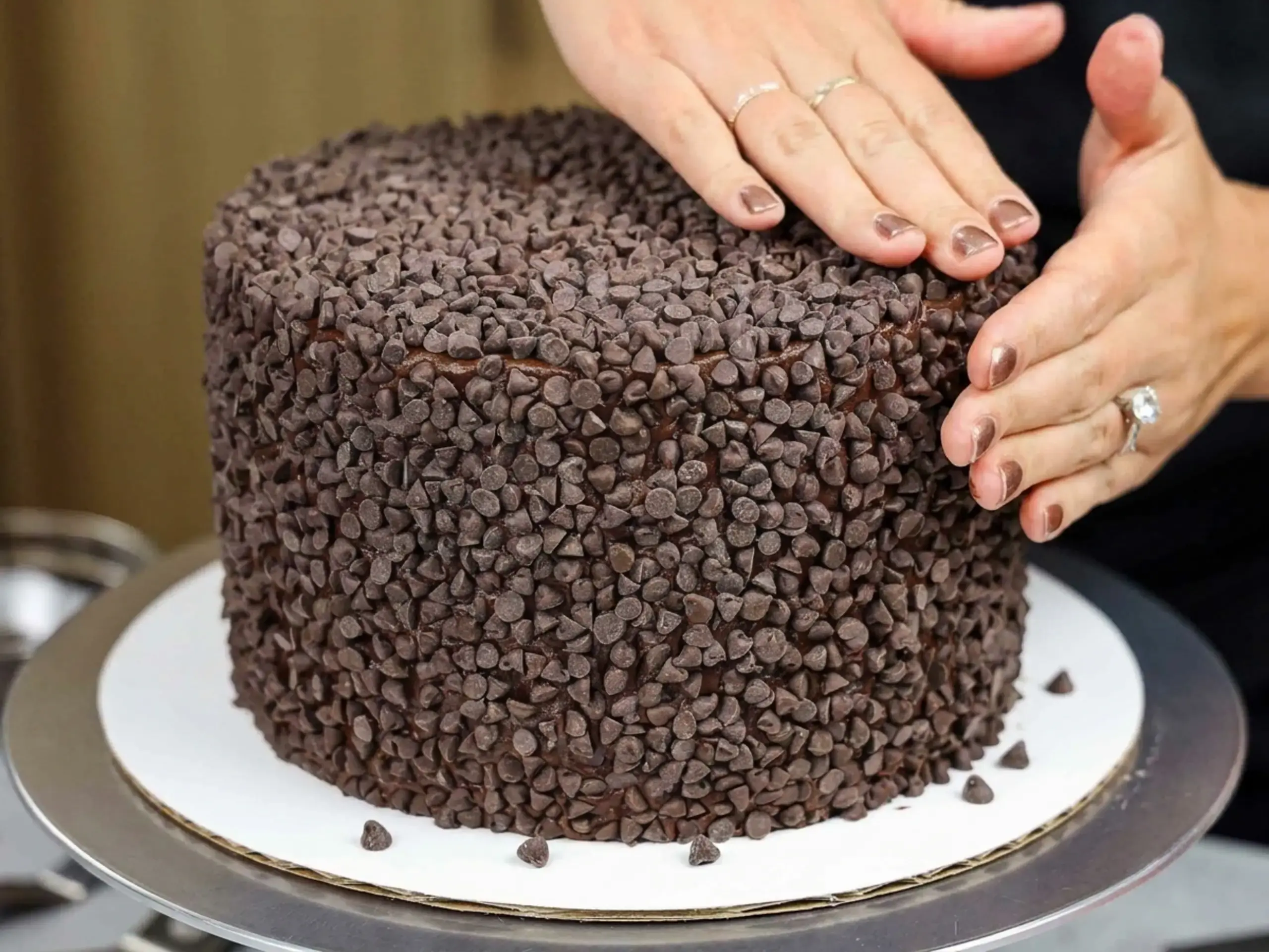 Step 5: Smooth on a Thick Layer of Frosting