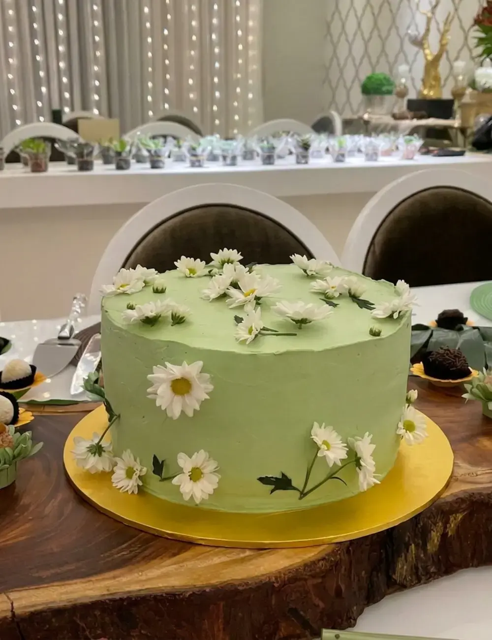 Inspirações De Bolo Simples Decorado Para Copiar No Seu Aniversário: Ideias Fáceis e Lindas 1 com flores
