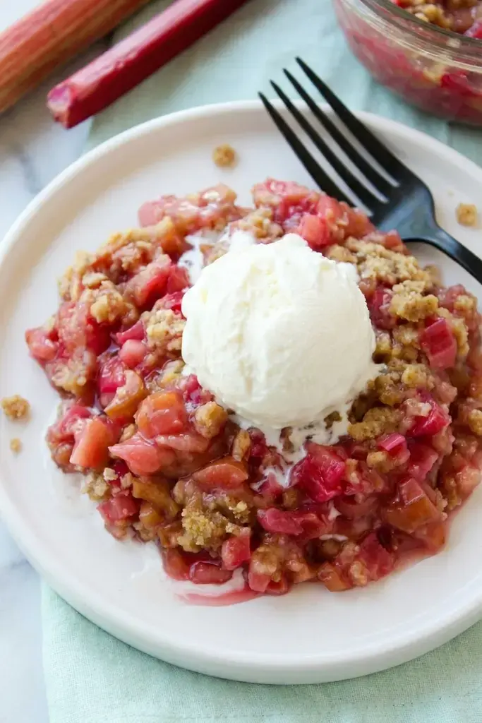 How to Make Rhubarb Crisp