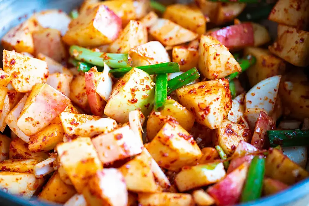 Easy Apple Kimchi: Sweet-Spicy 20-Minute Recipe 15 Apple and onion pieces coated with gochugaru