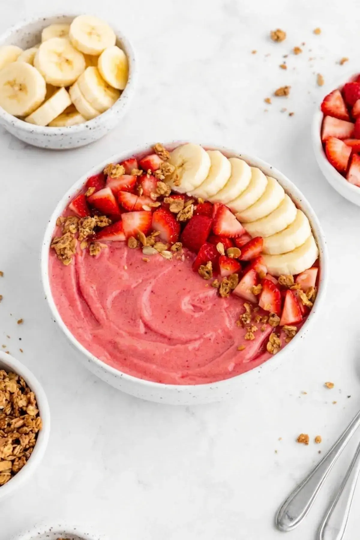Strawberry Banana Smoothie Bowl 1 Thick strawberry banana smoothie bowl with fruit toppings
