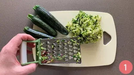 Hamburger Di Zucchine, Grate and Drain the Zucchini