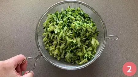 Hamburger Di Zucchine, Grate and Drain the Zucchini