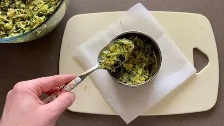 Hamburger Di Zucchine, Shape the Burgers