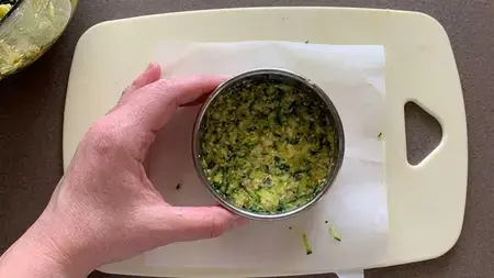 Hamburger Di Zucchine, Shape the Burgers