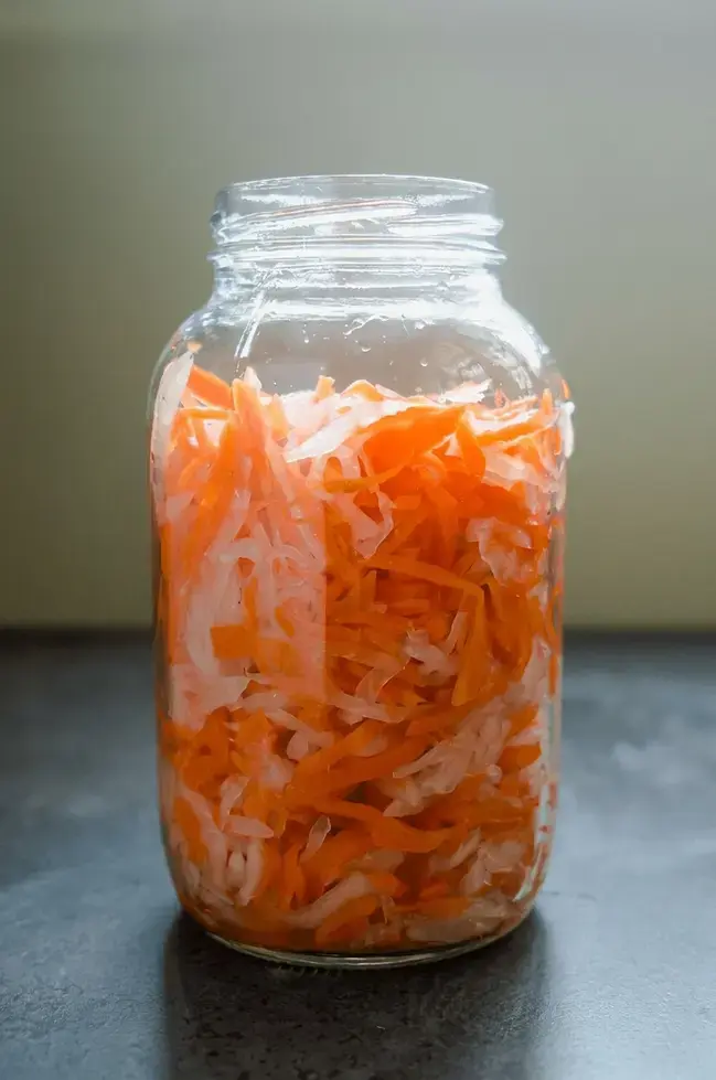 Vietnamese Pickled Vegetables Đồ Chua, Drain the vegetables from the water before adding to the jar with the pickling liquid