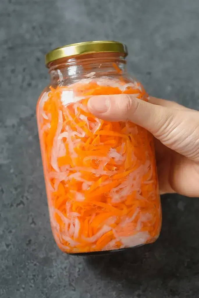 Vietnamese Pickled Vegetables Đồ Chua, Drain the vegetables from the water before adding to the jar with the pickling liquid