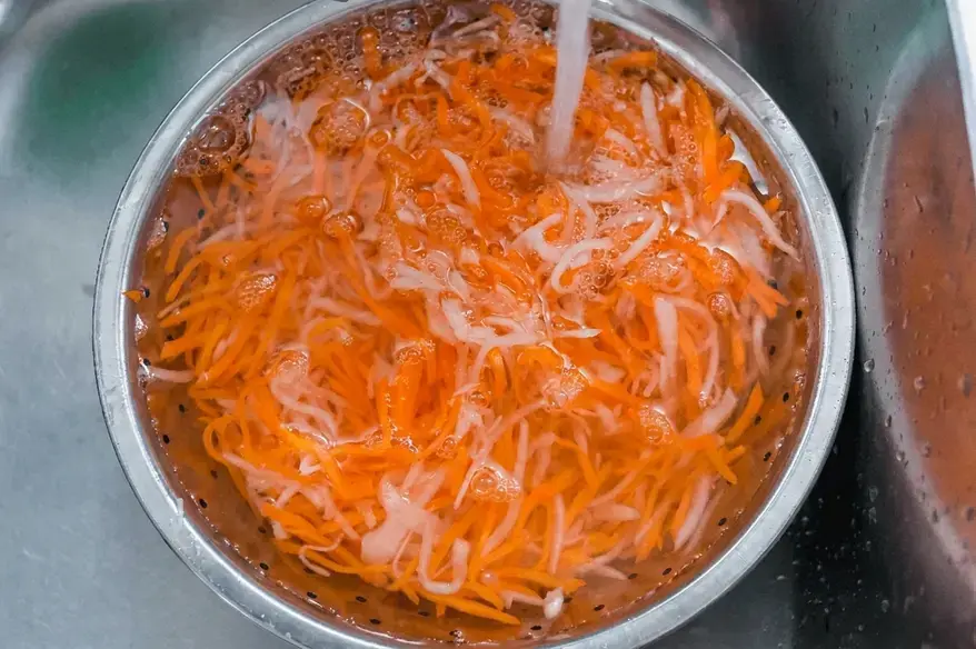 Vietnamese Pickled Vegetables Đồ Chua, Drain the vegetables from the water before adding to the jar with the pickling liquid