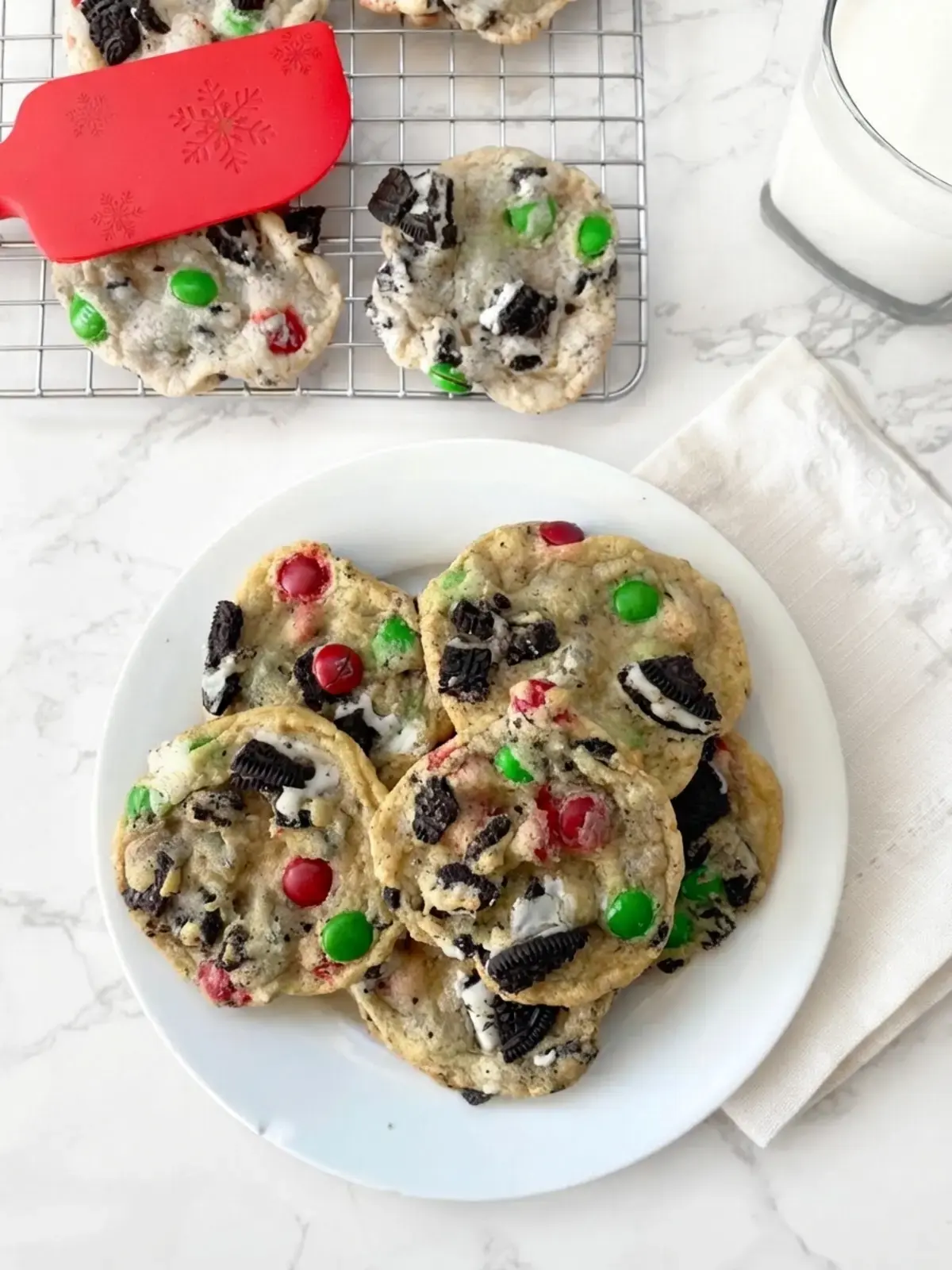 20+ Easy Christmas Desserts Anyone Can Make, Christmas Oreo M&M Cookies