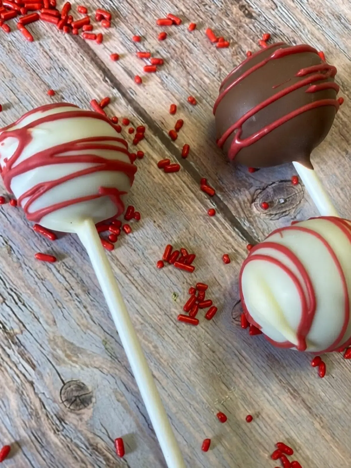 20+ Easy Christmas Desserts Anyone Can Make, Red Velvet Cake Pops