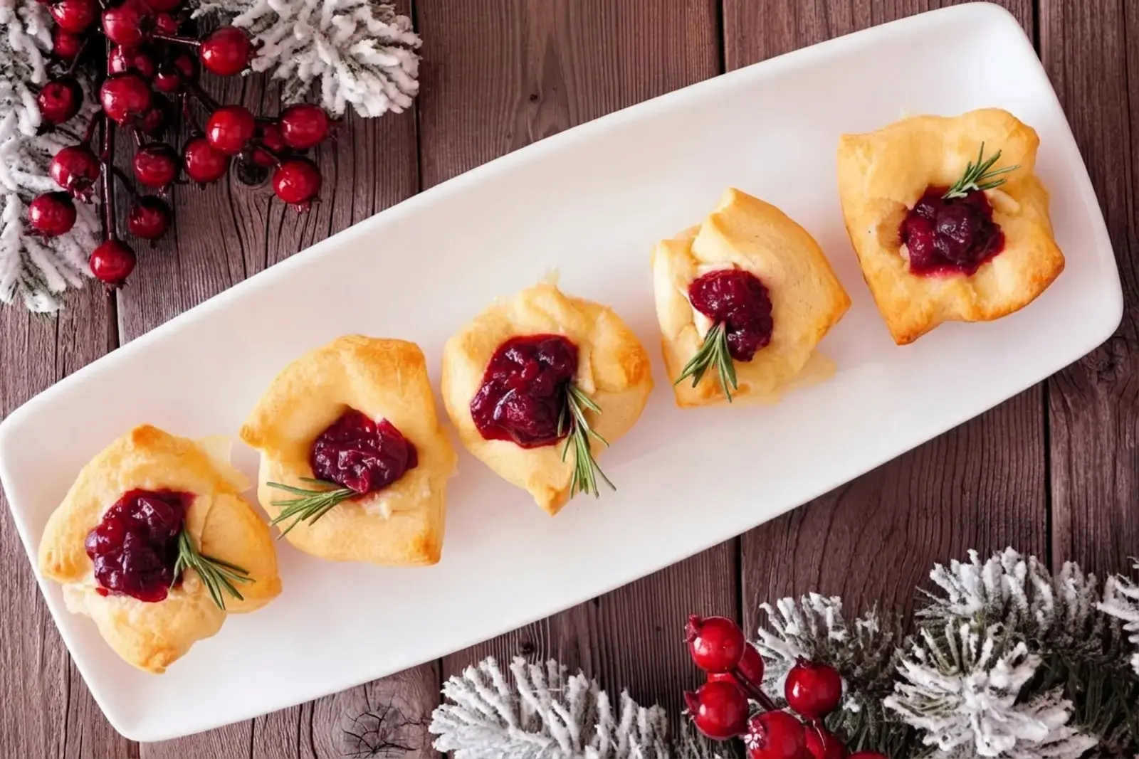 23 Easy Puff Pastry Appetizers, 3) Cranberry Brie Holiday Puff Pastry Bites