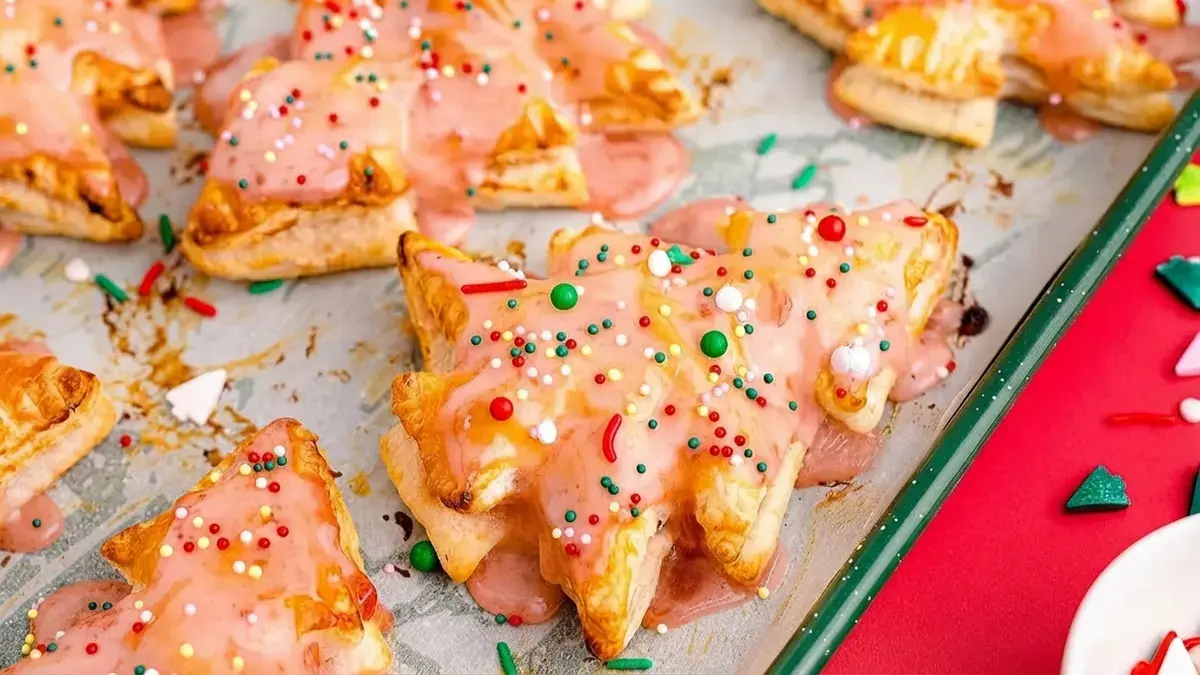 29 Homemade Christmas Recipes, Homemade Christmas Tree Pop Tart