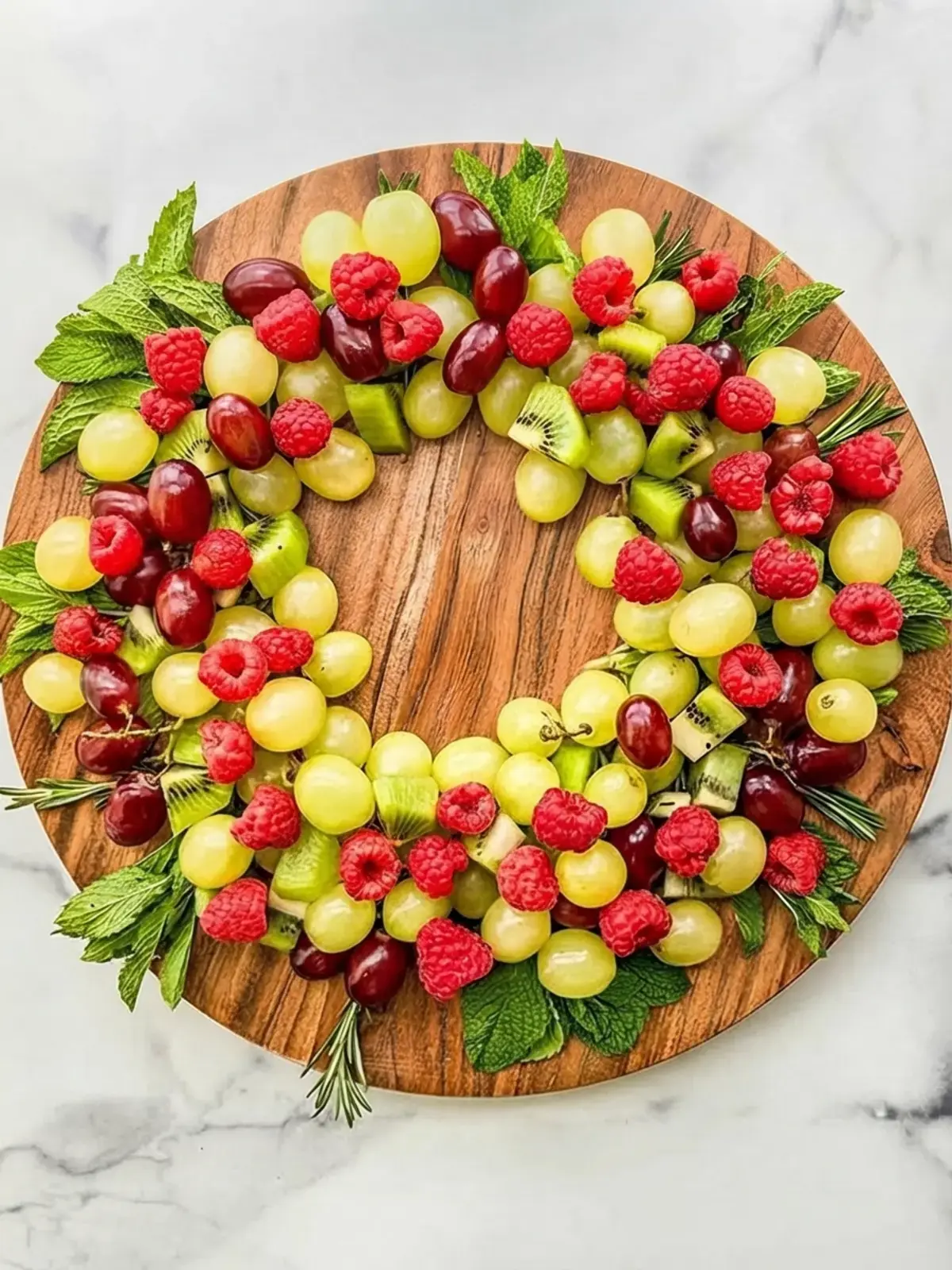 32 Cheerful Christmas Recipes, Christmas Fruit Wreath