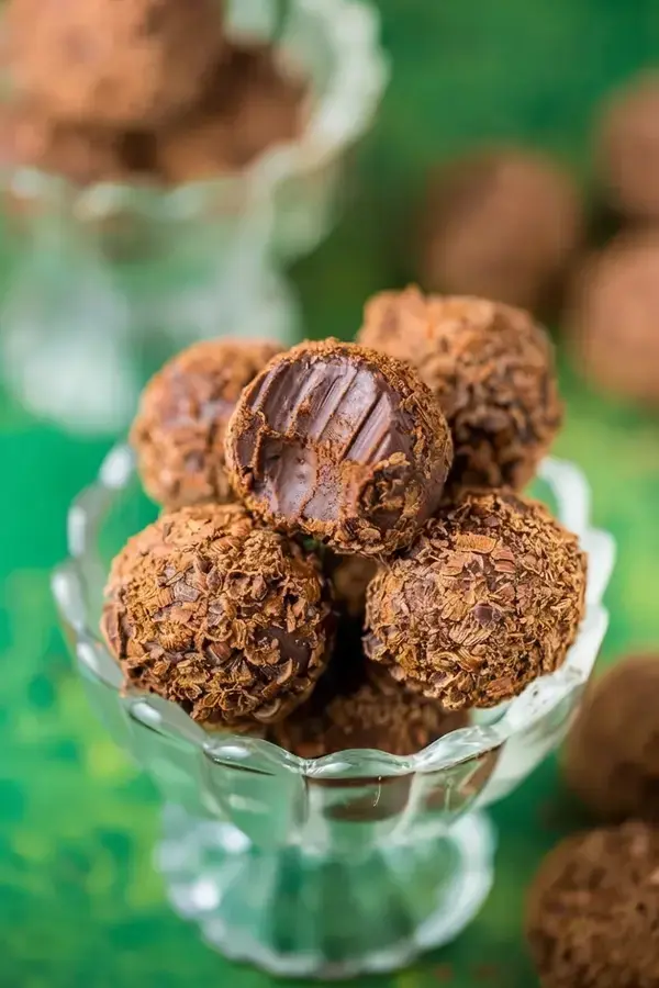 52 Best Christmas Truffles Recipes, 21. Kahlua Chocolate Truffles